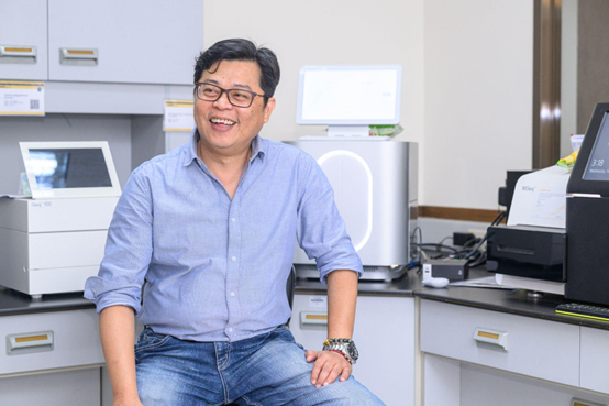 輔英科技大學醫學檢驗生物技術系 葉耀宗 教授以腸道菌相檢測為核心，<br/>推動精準營養產業聯盟，帶領臺灣精準營養邁向國際舞台。<br/><br/>