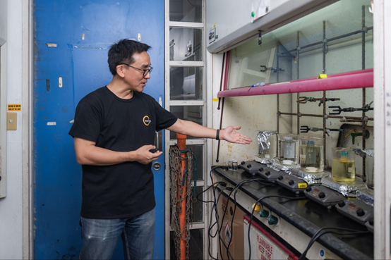 陳志欣 教授帶領採訪團隊走進實驗室,親自講解油品監測與回收再生研究成果。 陳志欣 教授帶領採訪團隊走進實驗室,親自講解油品監測與回收再生研究成果。