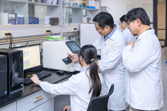 教授與團隊成員於實驗室中進行腸道菌相研究。<br/><br/>