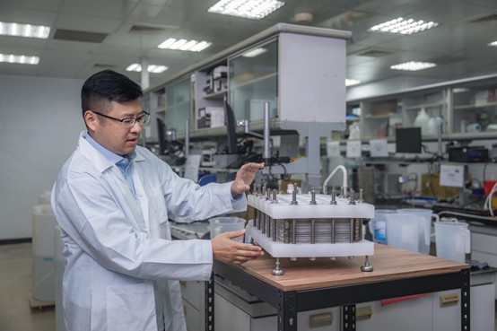 范振軒 執行長透過機器,實際解說電化學分離技術裝置是如何處理含氟廢水。 范振軒 執行長透過機器,實際解說電化學分離技術裝置是如何處理含氟廢水。