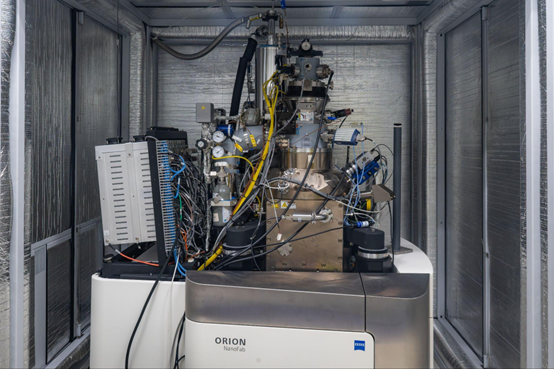 氦離子束蝕刻曝光機將數奈米線寬電路清晰轉印到元件表面，實現關鍵前瞻製程操作。