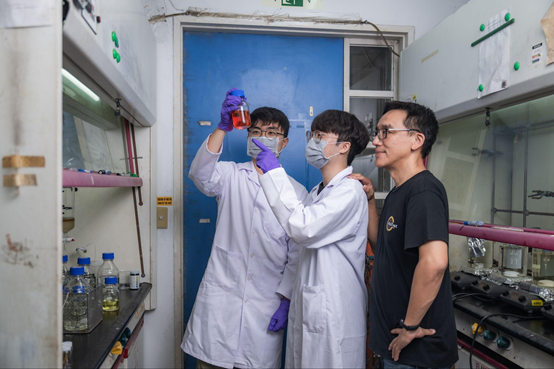 陳志欣 教授與學生們一起於實驗室進行浸沒式冷卻液相關研究,透過產學合作累積實作經驗與應用成果。 陳志欣 教授與學生們一起於實驗室進行浸沒式冷卻液相關研究,透過產學合作累積實作經驗與應用成果。