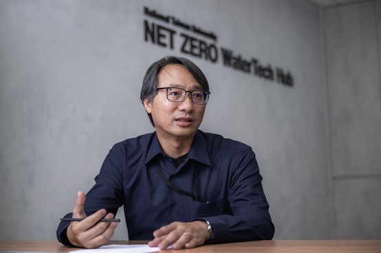 國立臺灣大學環境工程學研究所 侯嘉洪 特聘教授說明此系統的運作流程。 國立臺灣大學環境工程學研究所 侯嘉洪 特聘教授說明此系統的運作流程。