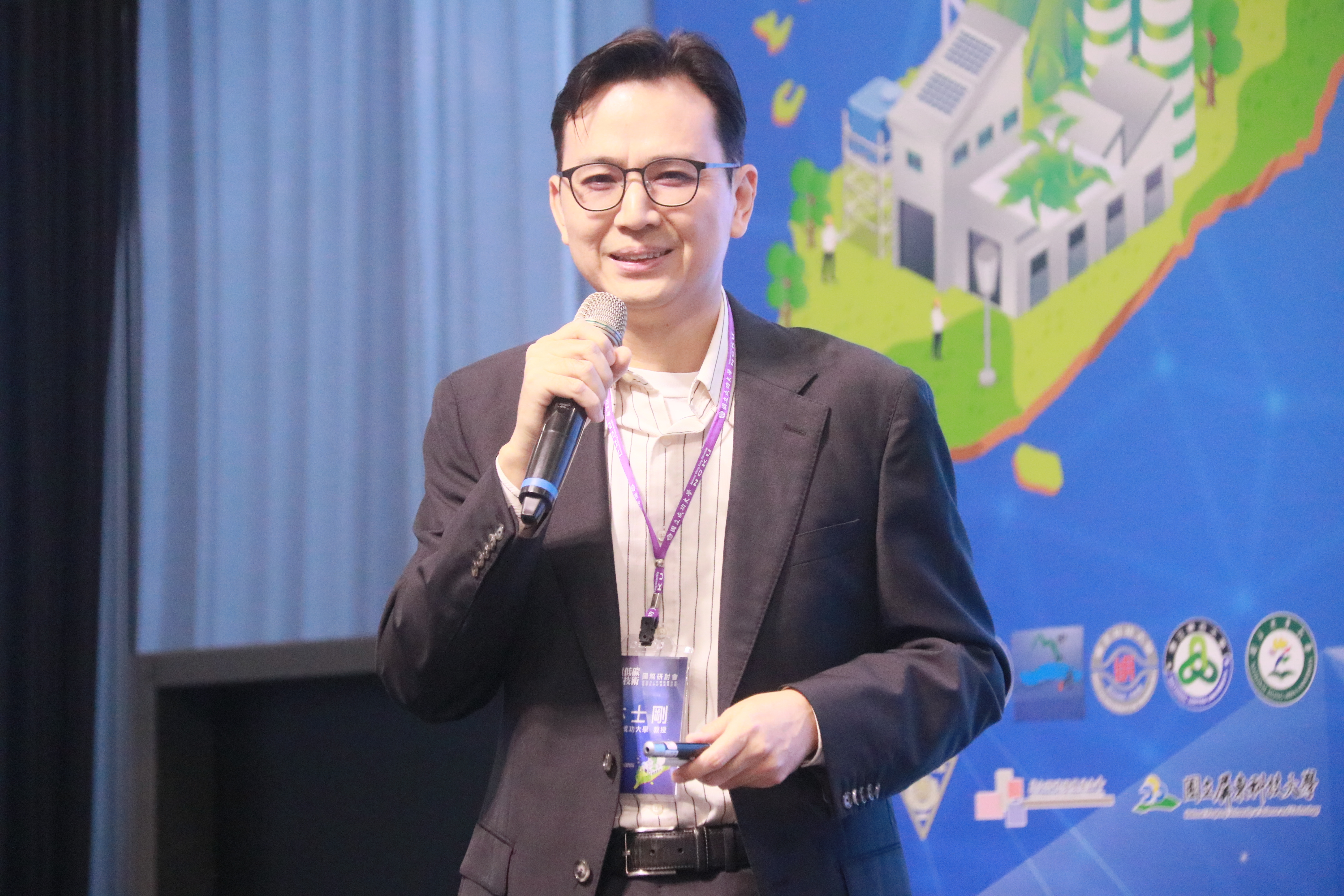 成大材料科學及工程學系林士剛特聘教授簡報時表示,以氫代碳是有效減碳的關鍵<br/> 成大材料科學及工程學系林士剛特聘教授簡報時表示,以氫代碳是有效減碳的關鍵<br/>