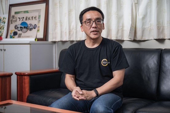 淡江大學化學系 陳志欣 教授利用簡單的舉例,讓我們可快速了解浸沒式冷卻技術的運作方式。 淡江大學化學系 陳志欣 教授利用簡單的舉例,讓我們可快速了解浸沒式冷卻技術的運作方式。