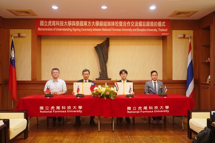 虎科大副校長方昭訓(左二)與泰國東方大學物流學院院長<br/>Dr. Pairoj Raothanachonkun(右二)代表簽署合作備忘錄。<br/><br/> 虎科大副校長方昭訓(左二)與泰國東方大學物流學院院長<br/>Dr. Pairoj Raothanachonkun(右二)代表簽署合作備忘錄。<br/><br/>