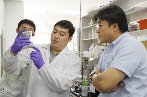 台科大王復民特聘教授（右一）與研究團隊多年來致力於降低鋰電池使用風險、延長電池使用壽命的相關研究。